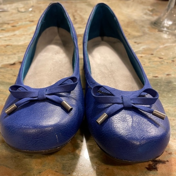 Vionic Shoes - VIONIC royal blue round toe ballet flats (small heel)